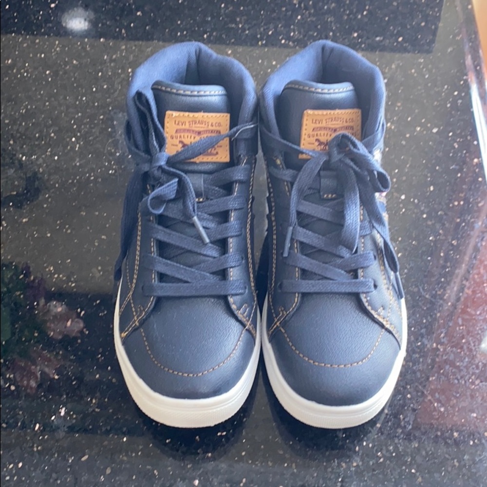 Levi’s boys shoes. Size 4.5